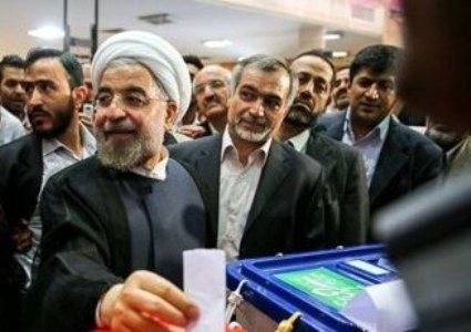 لحظه رای دادن حسن روحانی در انتخابات ۷ اسفند
