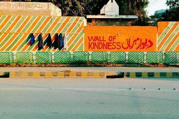 تصاویری از «دیوار مهربانی» پاکستانی‌ها