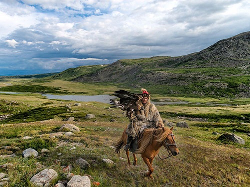 شکار به وسیله عقاب در مغولستان/عکس روز نشنال جئوگرافیک
