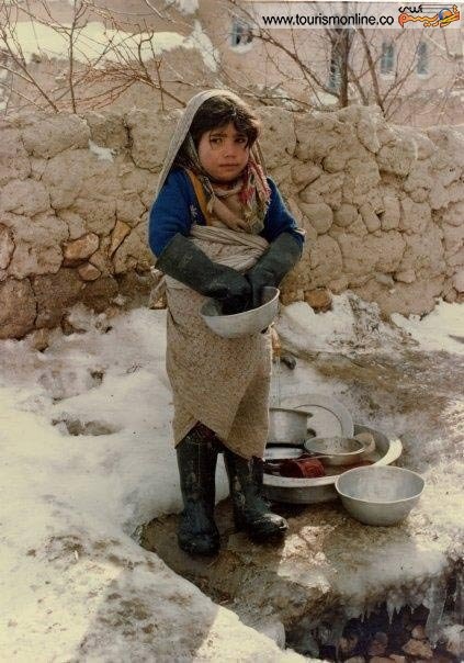 یک عکس تاثیرگذار/ظرف شستن دختر کوچک در برف