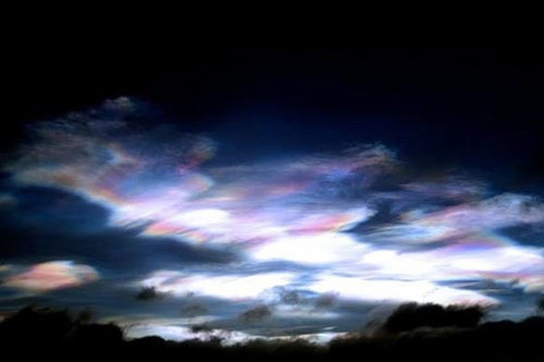 ابرهای رنگین تاب در آسمان انگلیس/منظره‌ای که نظر عکاس‌ها را جلب کرد