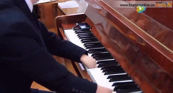 نواختن پیانو توسط نوجوان بی دست