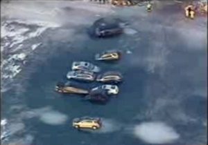 فرورفتن خودروها در دریاچه یخ زده در آمریکا