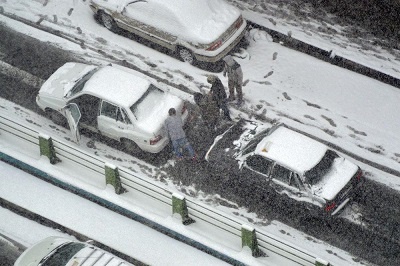 بارش برف کرج را سفید پوش کرد / تردد سخت خودروها و ترافیک سنگین در معابر کرج