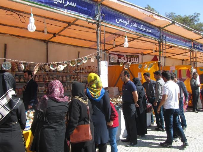 نمایش و عرضه صنایع دستی استان سمنان در 138 غرفه در سراسر استان نمایش و عرضه صنایع دستی استان سمنان در 138 غرفه در سراسر استان