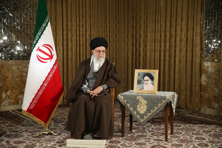 جلوه گری ترمه یزد در پیام تلویزیونی - نوروزی رهبر انقلاب /عکس جلوه گری ترمه یزد در پیام تلویزیونی - نوروزی رهبر انقلاب /عکس