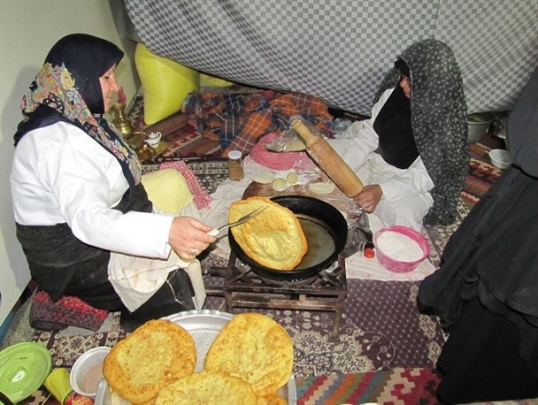 جشنواره گولاچ، کام بیابانکی ها را شیرین کرد جشنواره گولاچ، کام بیابانکی ها را شیرین کرد