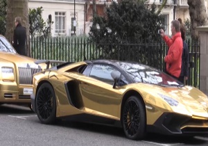 شاهزاده سعودی با خودروهایی از جنس طلا خودنمایی کرد