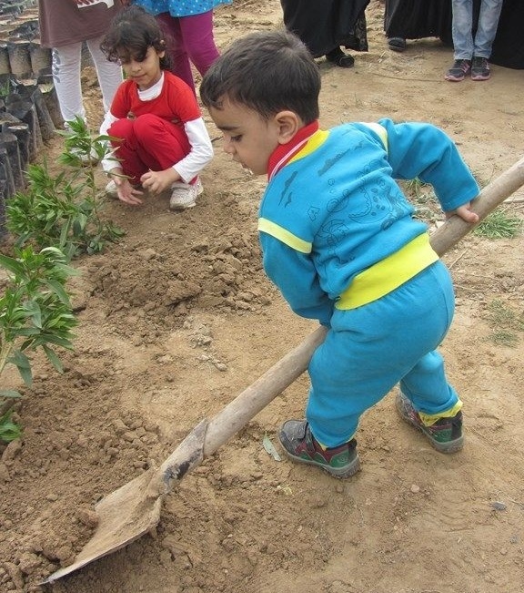 کودکان اهوازی به امید هوای پاک درخت کاشتند کودکان اهوازی به امید هوای پاک درخت کاشتند