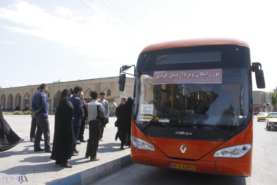 پذیرایی مسافران اردبیل با نان سنتی و آش دوغ رایگان 