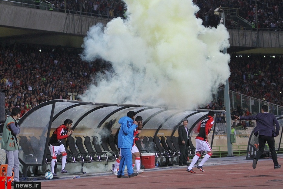 تصویر حمله پرسپولیسی ها به نیمکت تراکتور