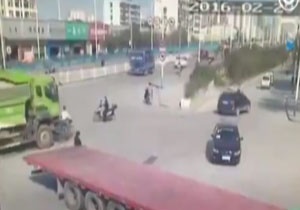 تصادف دلخراش موتورسیکلت با کامیون