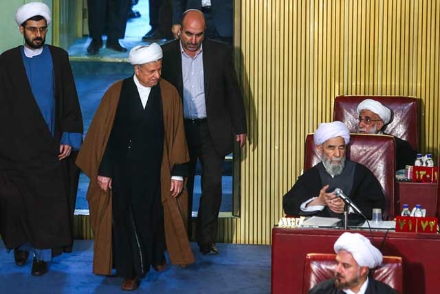واکنش آیت‌الله جنتی در هنگام ورود هاشمی رفسنجانی به خبرگان