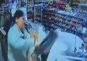 واکنش زن فروشنده در برابر سارق
