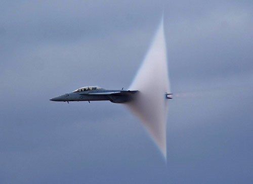 بخار مخروطی در پرواز اف-18 سوپرهورنت پیش از شکستن دیوار صوتی/چرا بخارمخروطی شکل می‌گیرد؟