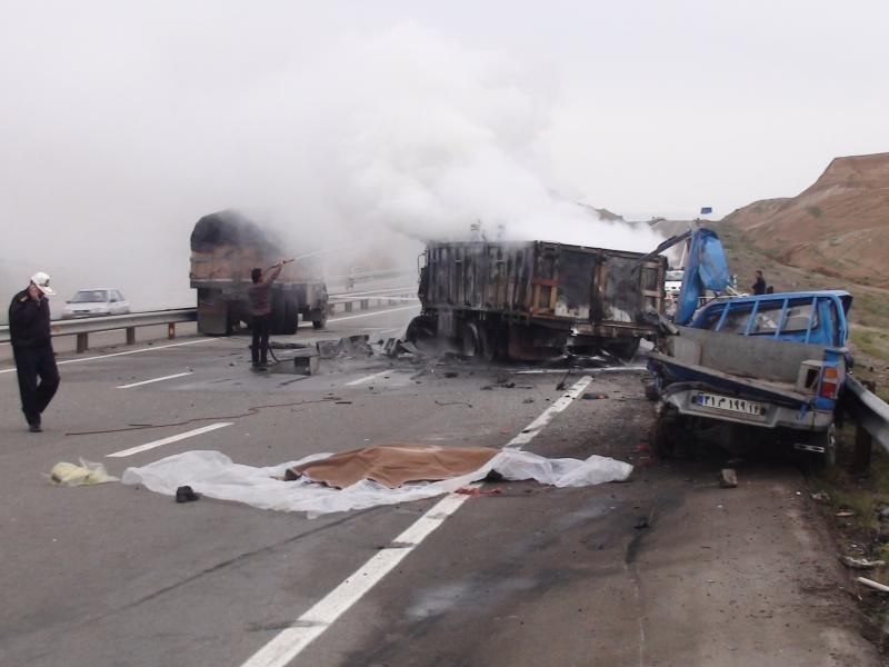 3 کشته و یک مجروح در برخورد سه دستگاه خودرو در " زنجان " 