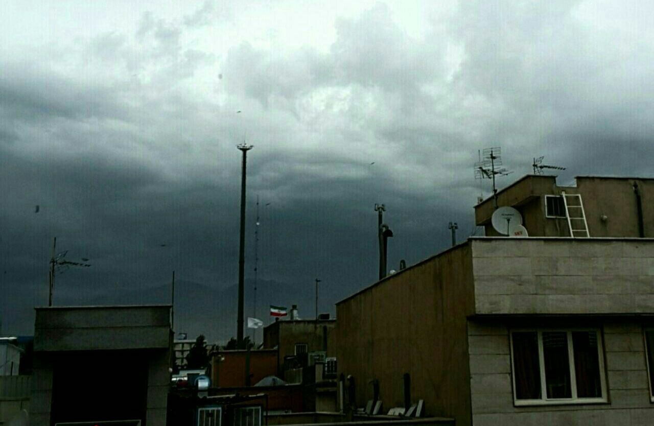 باد شدید در تهران شروع شد/ باران در راه است/ نزدیک رودخانه ها نشوید