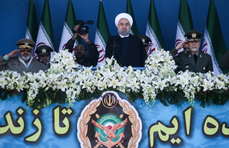 روحانی: ارتش جناحی نیست /تقویت قدرت نظامی مبنای مذاکرات بود/در یک دست منطق و در دست دیگر شمشیر داریم