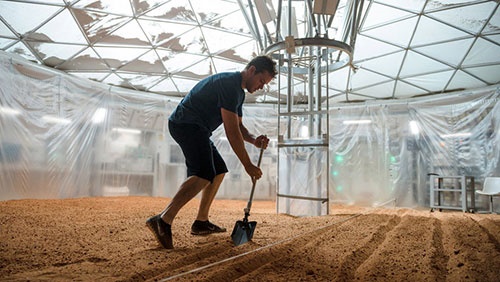 تبدیل شدن فیلم «مریخی» به واقعیت/کاشت سیب‌زمینی در خاک شبیه مریخ 