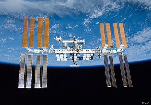 ایستگاه فضایی بین‌المللی و زمین در یک قاب/عکس روز ناسا
