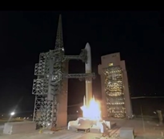 لحظۀ پرتاب موشک آمریکایی از سکویی در کالیفرنیا