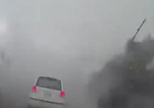 توفان مهیبی که ماشین را با خود برد