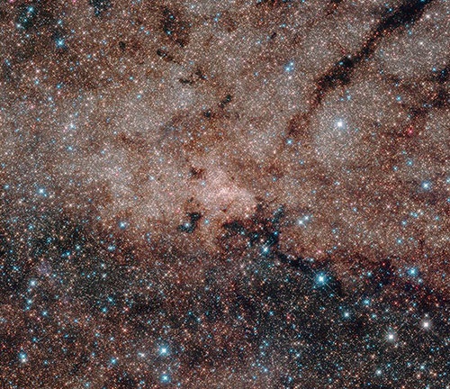 سفر هابل به قلب کهکشان راه شیری/خوشه ستاره‌ای با جرم 4 میلیون برابر خورشید!