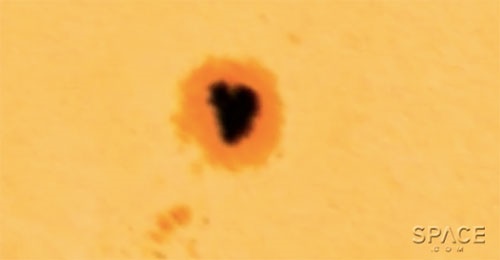 یک قلب روی خورشید!/تصویری که رصدخانه دینامیک خورشیدی ناسا ثبت کرد