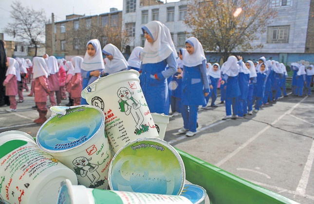 لیوان‌های خالی شیر  