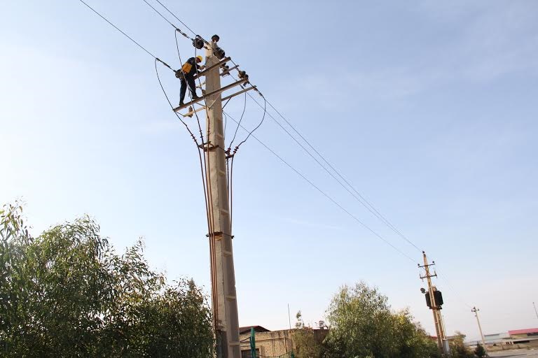 اجرای طرح توسعه 30 هزار متر شبکه توزیع برق در شهرستان آرادان