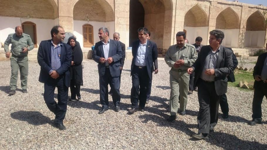 مدیر کل میراث فرهنگی استان سمنان :راه دسترسی گردشگران به قصر بهرام تسهیل شود