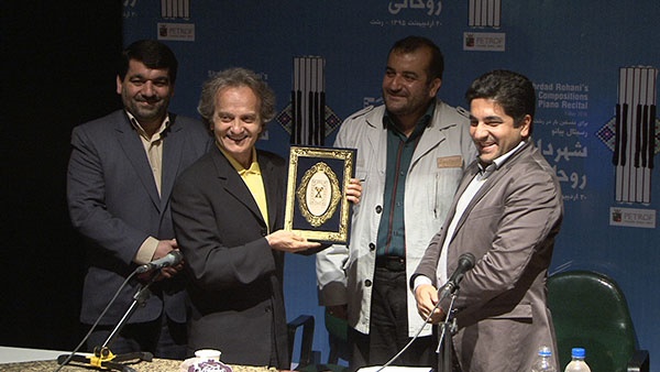 نشان شهروند افتخاری رشت به شهرداد روحانی اهداء شد نشان شهروند افتخاری رشت به شهرداد روحانی اهداء شد