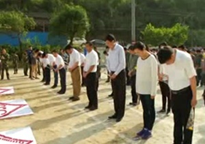 برگزاری مراسم یادبود قربانیان رانش زمین در چین