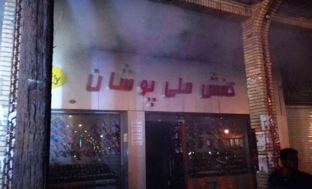 یک فروشگاه کفش در اهواز طعمه حریق شد