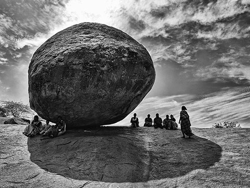 استراحت زیر صخره‌ای که گرانش زمین را زیر سوال برده است/عکس روز نشنال جئوگرافیک