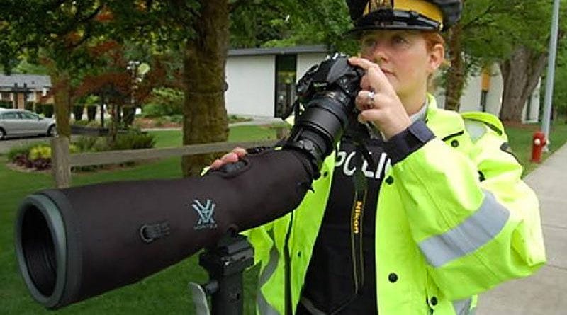 پلیس رانندگان پیامک باز را با تلسکوپ به دام می‌اندازد / عکس