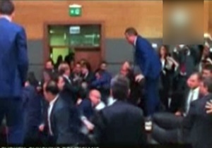 فیلمی جنجالی از نمایندگان پارلمان ترکیه که با مشت و لگد به جان هم افتادند