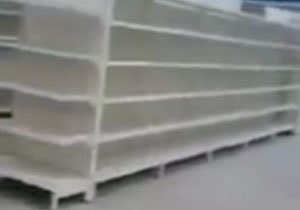 قفسه های خالی فروشگاه به دلیل ناتوانی دولت ونزوئلا در تامین نیازهای مردم