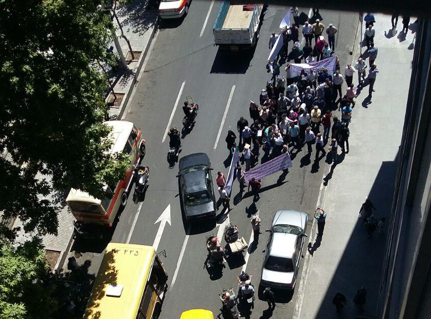 اعتراضات جدید مقابل شهرداری تهران/ خریداران مجتمع تجاری نگین البرز و مهندسان تجمع کردند