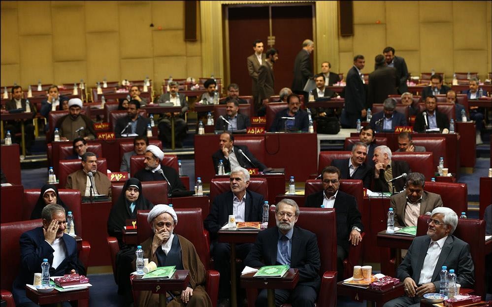 تصاویری از گردهمایی منتخبین مجلس دهم/هم‌نشینی و لبخندهای لاریجانی و عارف
