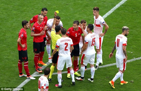 پیروزی سوئیس برابر آلبانی 10 نفره