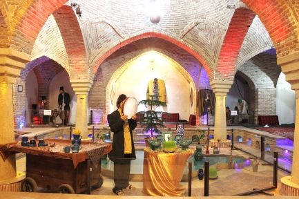در یکی از خیابانهای همدان بنای تاریخی به رستوران تغییر یافته است