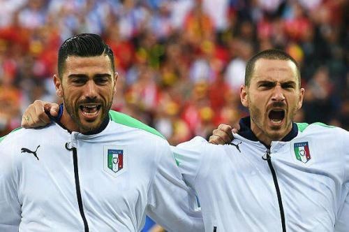 تصویری از بازیکنان ایتالیا هنگام پخش سرود ملی / غیرتی که در چهره شان موج می زند