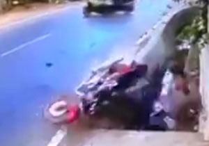 هند | تصادف مرگبار هنگام دور زدن خودرو در خیابان 