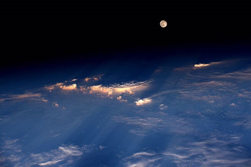عکس خارق‌العاده ماه کامل از فضا در طولانی‌ترین روز سال/توئیت فضانورد آمریکایی