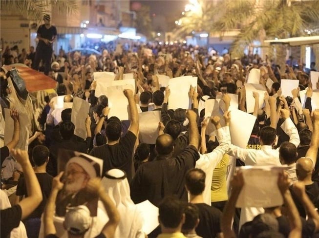 عکس |  ادامه تحصن بحرینی‌ها مقابل منزل شیخ‌ عیسی قاسم 