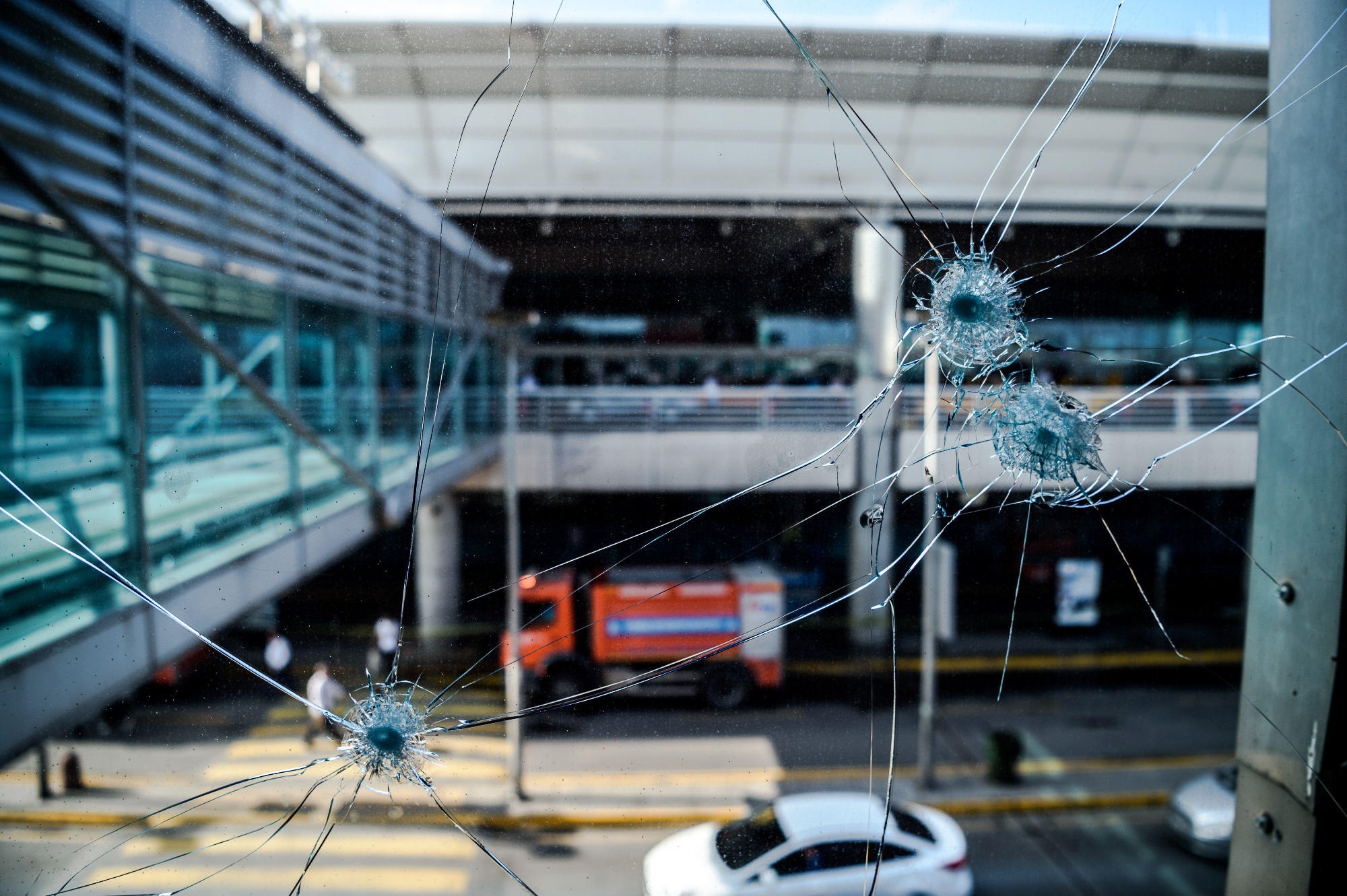 ویدئویی تکان دهنده| لحظه  انفجار بمب توسط تروریست مجروح در فرودگاه آتاترک