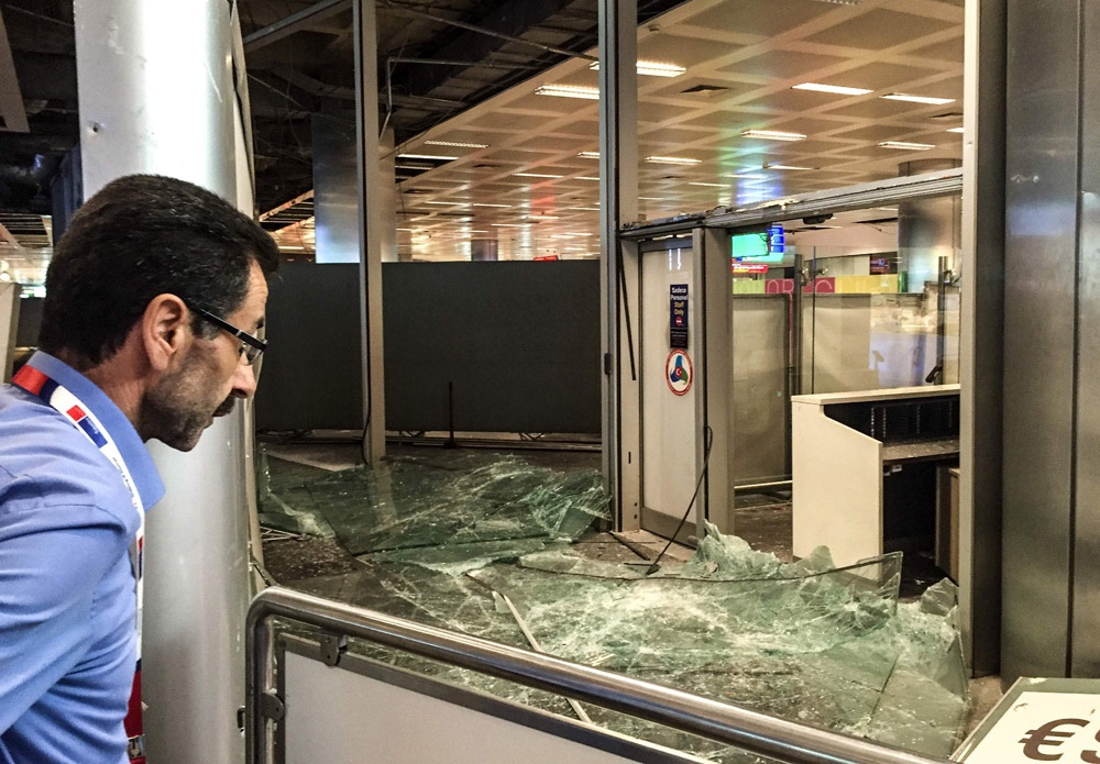 ویدئو | پاکسازی فرودگاه آتاتورک استانبول پس از انفجارهای انتحاری