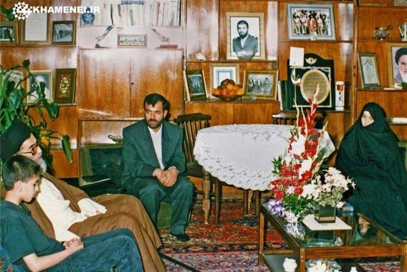 عکس دیده‌ نشده از رهبر معظم انقلاب اسلامی در منزل شهیدبابایی
