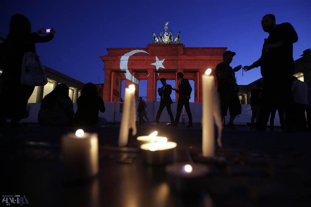 عکس | ادای احترام به قربانیان حمله تروریستی فرودگاه اتاتورک در برلین